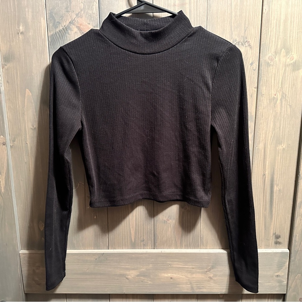 Black Ribbed Crop Top With Long Sleeves